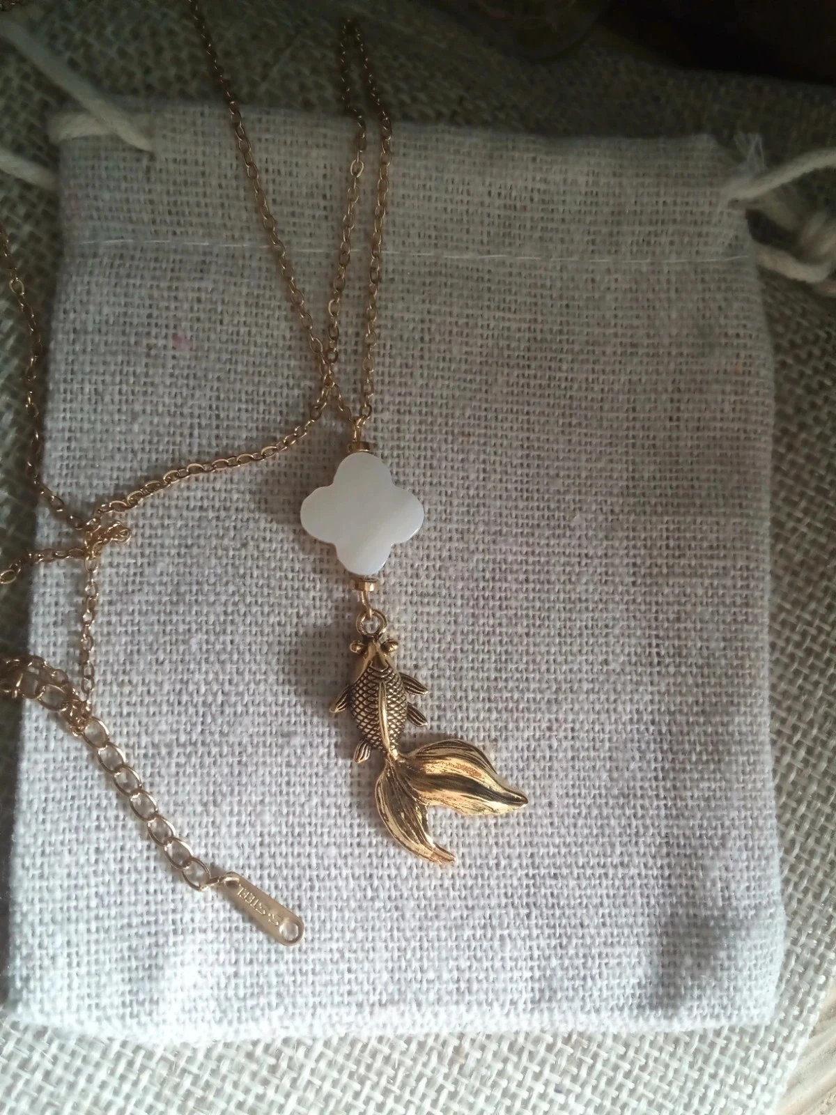 Collier poisson doré et trèfle à quatre feuilles en na'cre blanche naturelle – photo 2